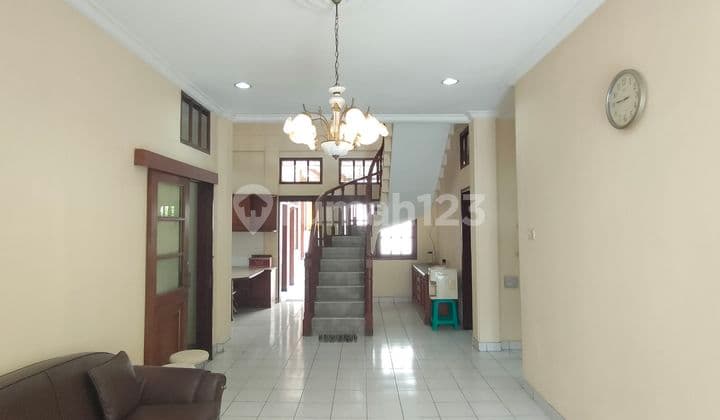 Rumah Bagus di Komplek Setramurni 2 Lantai SHM Barat