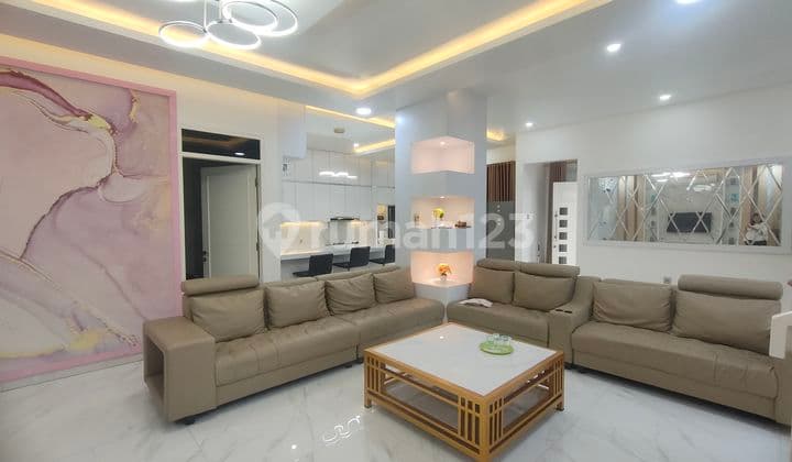 Rumah Bagus Hoek di Mainroad Singgasana 3 Lantai SHM Barat Laut - Barat daya