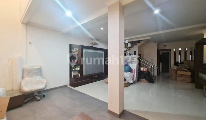 Rumah Singgasana Lokasi Premium 2 Lantai Luas SHM