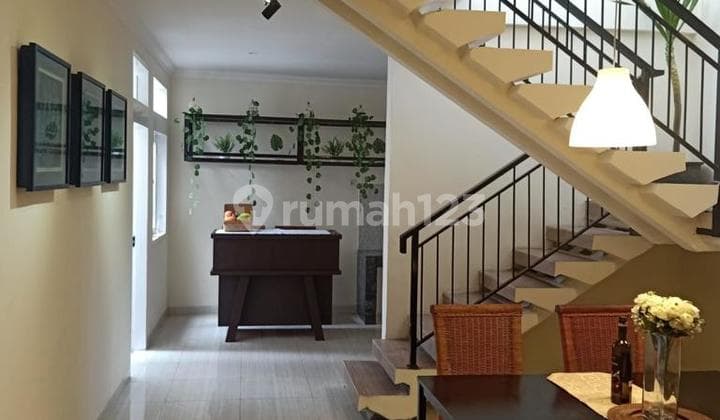 Rumah Bagus Semi Furnished SHM di Sayap Burangrang , Bandung