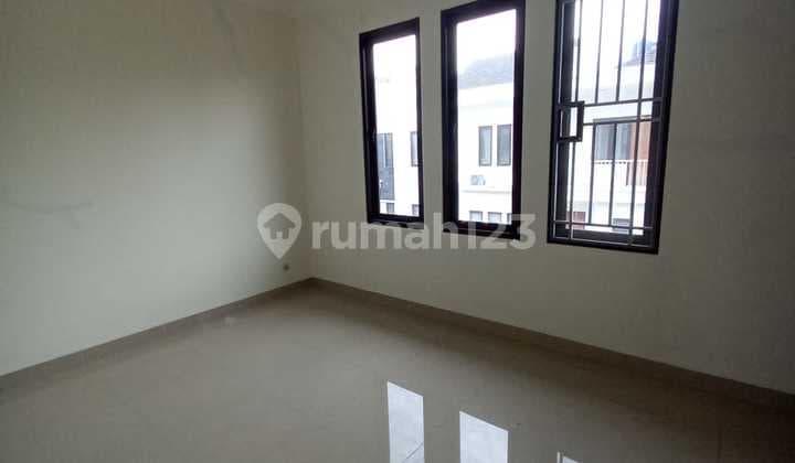 Rumah Bagus Unfurnished SHM di Setra Duta , Bandung