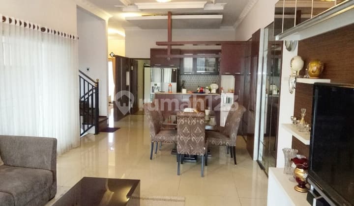 Rumah Tinggal Mewah Setramurni Ada Kolam Renang