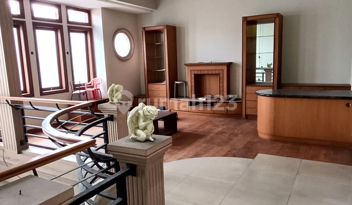 Beautiful 3-Story Setraduta House