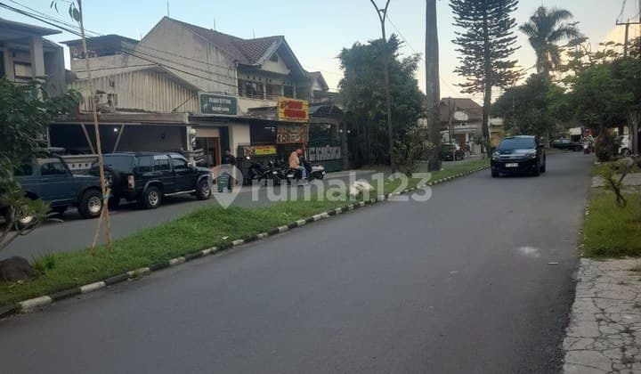 Rumah Terawat Di Komplek Antapani, Jalan Lebar 4 Mobil