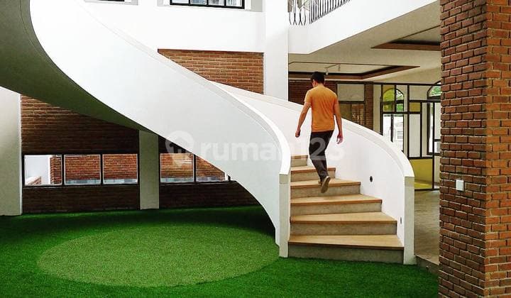 Dijual Gedung di Tengah Kota, Cocok untuk Perkantoran dan Usaha