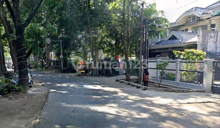 Prime Location Well-Maintained Old House, Suitable for Office and Business Place