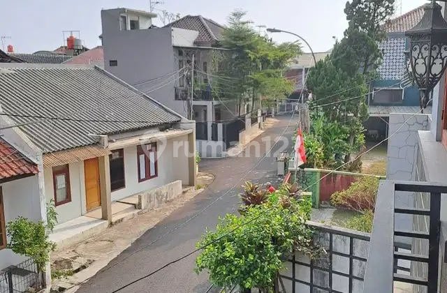 Rumah Lama Terawat Siap Huni di Cigadung
