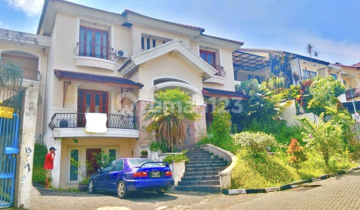 Rumah Mewah, Murah ! Harga Mendekati NJOP, Full Furniture di Tubagus Ismail, Sayap Dago