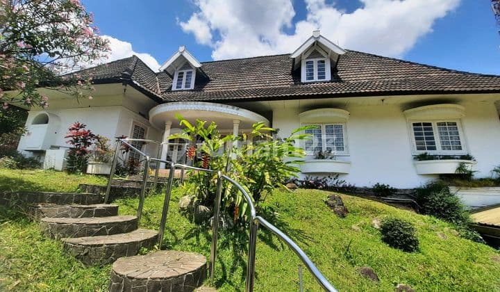 Langka! Disewakan Rumah Mewah Klasik, Murah Banget, Semi Furnish Disayap Sutami, Setrasari Dkt Suryasumantri