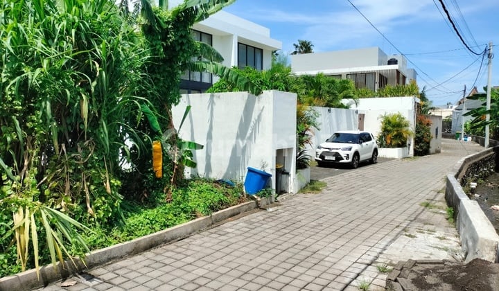 Ready-to-build land for sale in the yellow zone, located in Tibubeneng, Canggu, Bali, villa neighborhood.