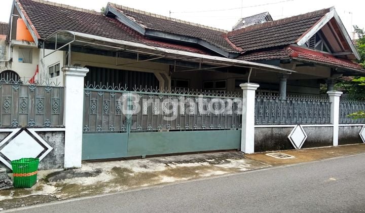 RUMAH TENGAH KOTA SOLO, SIAP HUNI, SIMPANGAN 2 MOBIL LANCAR