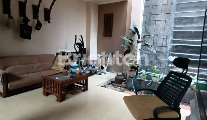 RUMAH MEWAH BERGAYA KLASIK, ORNAMENT KAYU, DI AREA PERUMAHAN CLUSTER ONE GATE KARTASURA