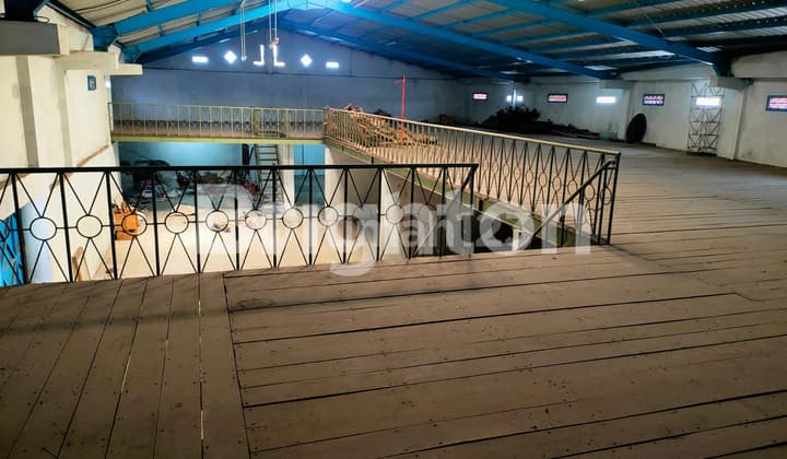 GUDANG PASAR LEGI DENGAN BANGUNAN KANTOR KECIL