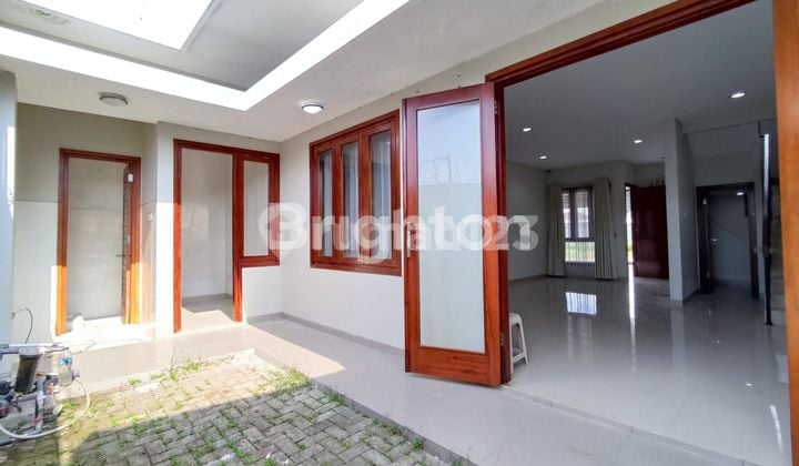 RUMAH CLUSTER 2 LANTAI MEWAH LEBAR DEPAN 8 METER DI COLOMADU