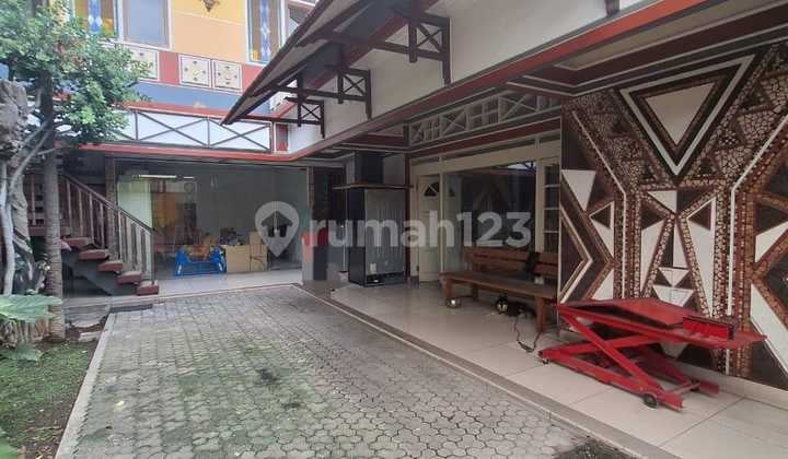 Rumah Besar 2 Lantai Nuansa Etnik Posisi Hook Area Sumber, Banjarsari, Tengah Kota Solo, Area Parkir Luas bisa untuk 10 Mobil ( Dekat Pintu Tol )