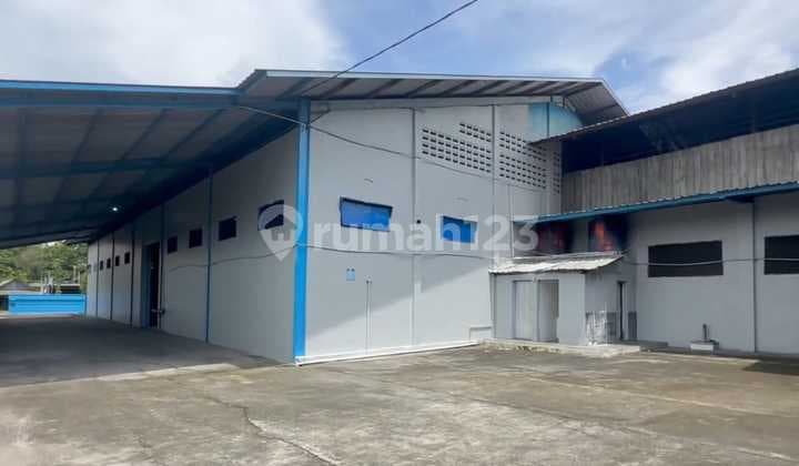 Gudang Zona Merah Industri, bisa untuk Pabrik / Produksi , Lebar Depan 28 Meter, Jalan bisa di Akses Truck Container 40 Feet. Tidak Begitu Jauh Dari Pintu Tol, Lantai Cor