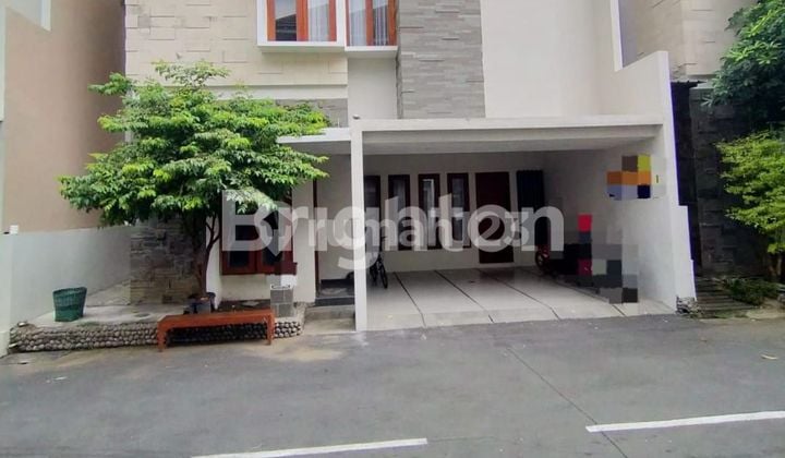 RUMAH CLUSTER 2 LANTAI FULLY FURNISHED TENGAH KOTA SOLO DENGAN CARPORT 2 MOBIL