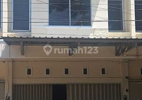 Ruko 2 Lantai Tepi Jalan Raya Ramai Di Solo Baru. Terletak Di Area Bebas Banjir