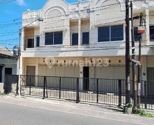 Ruko 2 Lantai Tepi Jalan Raya Ramai Di Solo Baru Dengan Area Parkir Luas