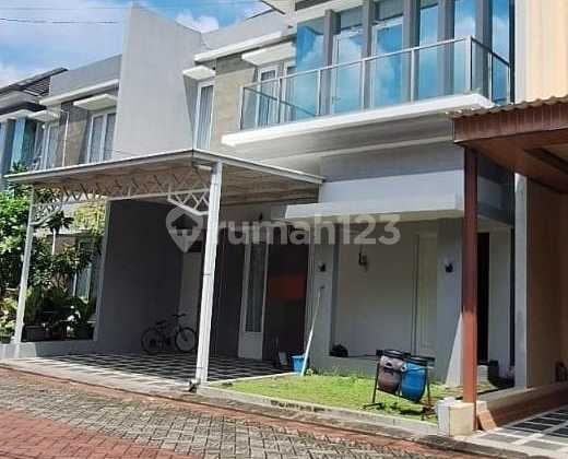 Rumah 2 Lantai Minimalis Modern di Tengah Kota Solo Area Sekitar Manahan Dilengkapi Balkon Kaca Minimalis