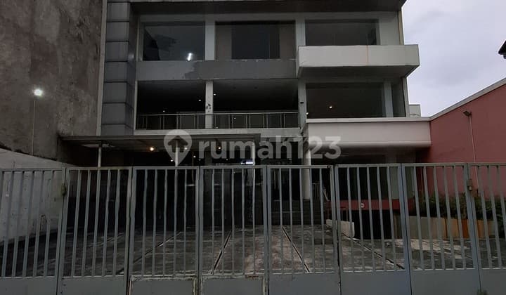 GEDUNG 3 LANTAI DI HAYAM WURUK, JAKARTA PUSAT