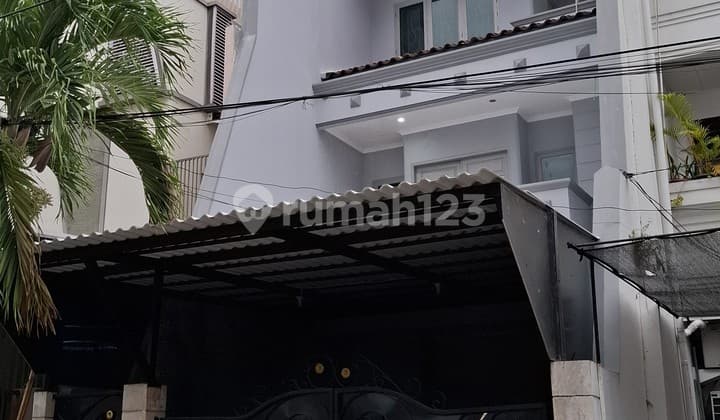3-Story House in Kemurnian, Glodok, Gajah Mada, West Jakarta