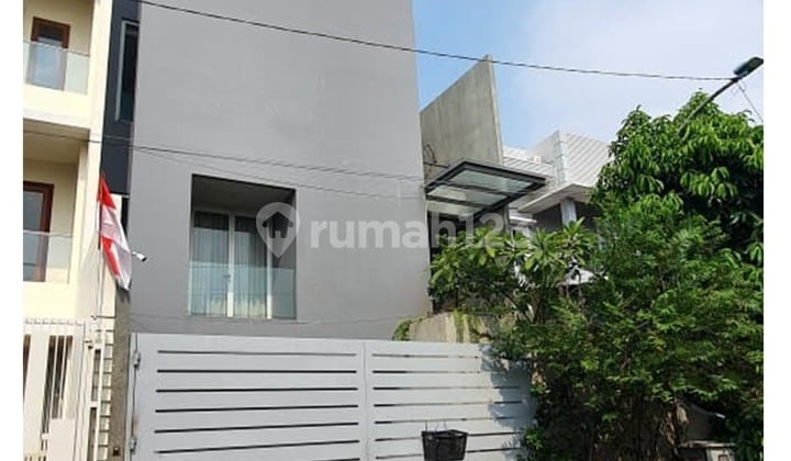 Rumah 3,5 Lantai di Vila Permata Gading, Jakarta Utara