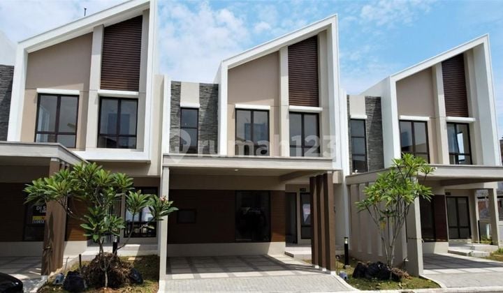 Rumah Mewah 2 Lantai Siap Huni Deket dengan Tol di Jual di Podomoro Golf View Cimanggis