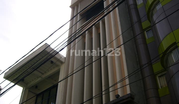 Dijual Gedung Kantor Strategis di Jl Palatehan Blok M Jaksel