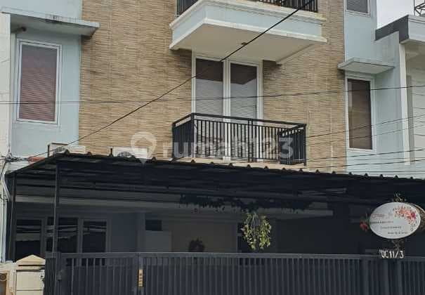 Rumah 3 lantai dengan lokasi yang strategis dan aman