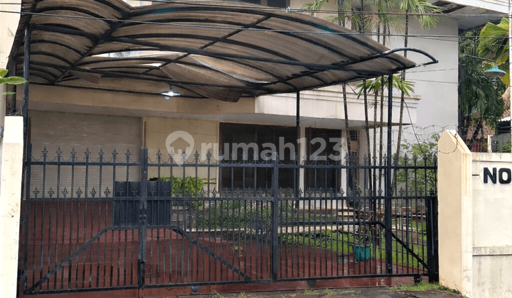 Rumah Hoek Tua Siap Renovasi 232M2 2Lt Strategis di Trimaran Indah Pik