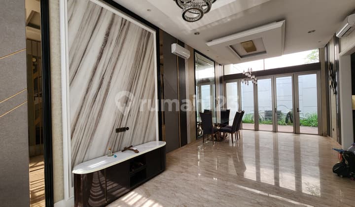 Rumah Cantik Semi Furnished 8X20 di The Mozart Boulevard Golf Island Pik