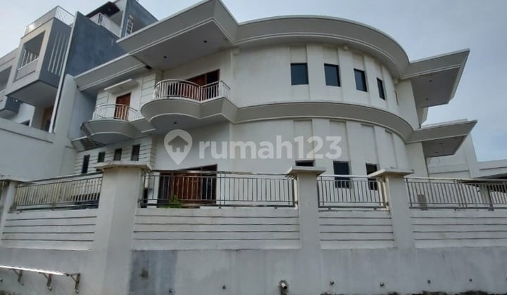 Rumah Hoek 2lt 22x25 550m2 7kt di Pantai Mutiara Jakarta Utara