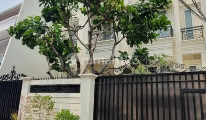 Luxury House with Swimming Pool 492m2 7+1BR Freehold Title in Kebon Kacang