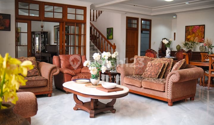 Luxury House in Ps Minggu 921m 3+1KT with Swimming Pool Semi Furnished