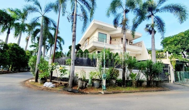 Rumah Mewah Hoek 2,5Lt 20x16,8 2+2KT Furnish Strategis Puri Indah