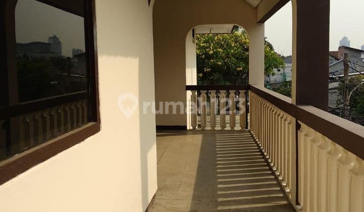 Dijual Rumah Hook. 3 Lantai di Tebet, Jakarta Selatan