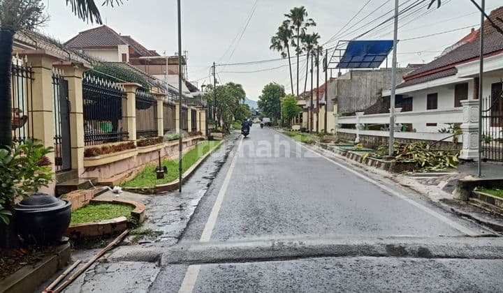 Rumah di Jalan bunga-bunga Butuh Renovasi SHM 2 Lantai murah