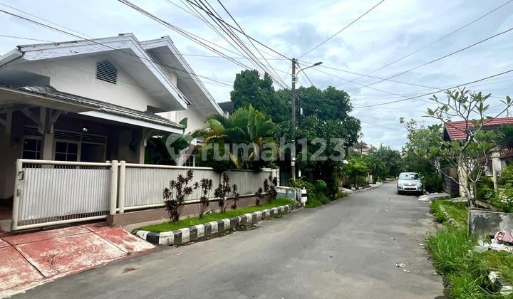 Rumah Luas Besar Lokasi Bagus Strategis Di Tengah Kota Shm