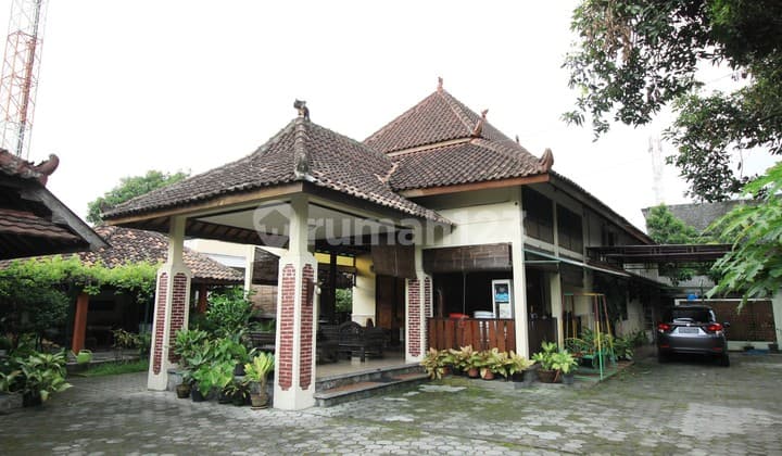 Rumah Tinggal + Guest House dengan Desain Klasik, di Gedong Kuning