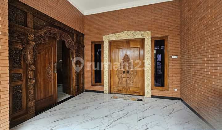 DH. DIJUAL Rumah Semi Klasik dibalut Sentuhan Modern.