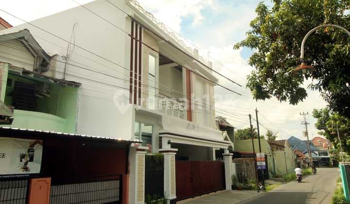 DH. DIJUAL Rumah 3 lantai Semi Furnished - Trihanggo, Sleman.