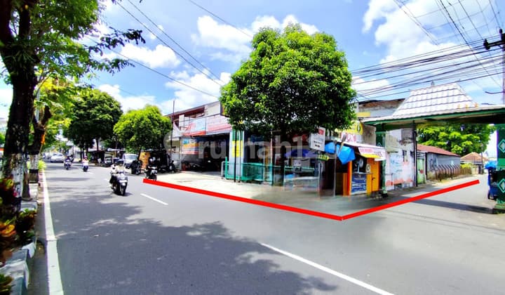 For Sale House with Spacious Land, 848 Square Meters, Located Near Tugu Jogja, Bumujo, Jetis, Yogyakarta