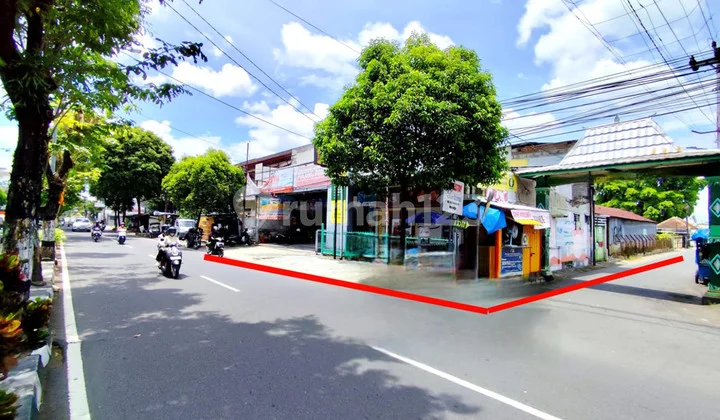 For Sale House with Spacious Land, 848 Square Meters, Located Near Tugu Jogja, Bumujo, Jetis, Yogyakarta