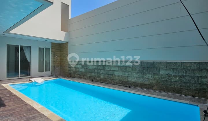 For Rent: Citraland Somerset Surabaya House with Private Pool, Fully Furnished, Modern Luxury Living in Golf Area. Near Palimanan Golf, Ciputra University, Ciputra Hospital, Hokky Fruit.
