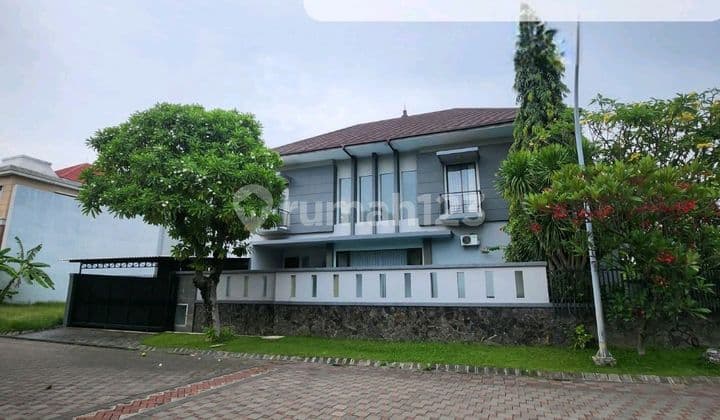 Disewakan Rumah The Chofa Ada Kolam Renang Private Pool - Full Furnished Dekat Sukomanunggal, Isen Darmo Harapan, Hokky Buah, Sekolah Iph, Pasar Modern Puncak Permai , Taman Hunian Satelit