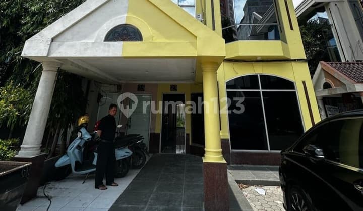 Murah 3 Milyaran Dijual Ruko Hr. Muhammad- Ruko Taman Beverly -Modern 3 Lantai Spesial Lebar 7 Meter- Parkiran Mobil Luas Dekat Sekolah Merlion, Pakuwon Mall, Akses Tol Satelit Cocok Buat Segala Usaha-Surat SHM