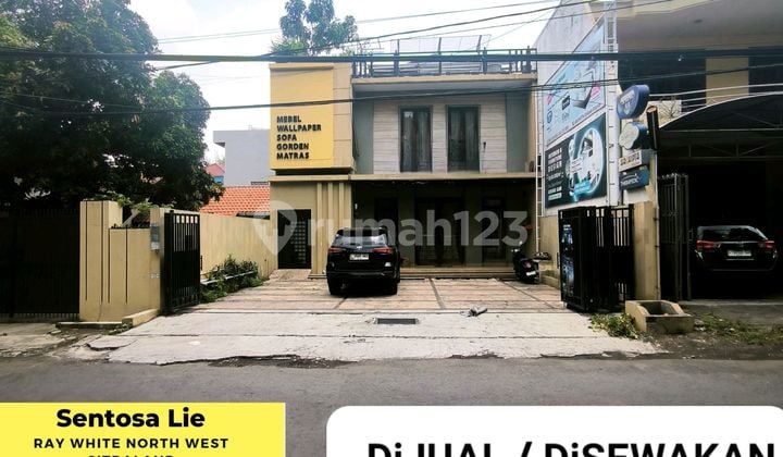 Disewakan 300 M2 Ruko Raya Sukomanunggal Jaya - Surabaya Barat - Nol Jalan Raya - Parkiran Mobil Luas - Ruang Loss Lebar Cocok Buat Segala Usaha , Cafe, Resto, Bank, Kantor, Showroom Dll
