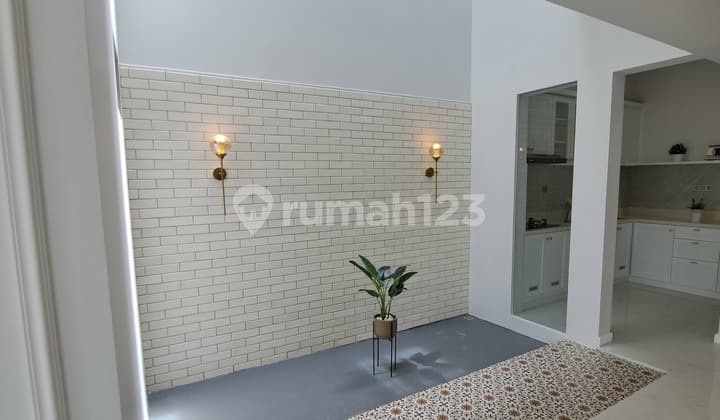 Dijual Rumah Klasik Cantik Modern Hook 2 Lantai Cluster di Nusaloka BSD Tangerang Selatan