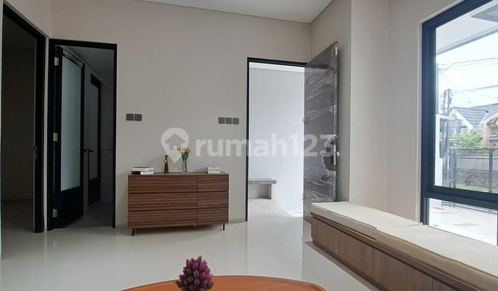 Dijual Brand New House Modern Contemporer SHM Row Jalan Besar di Nusaloka Bsd